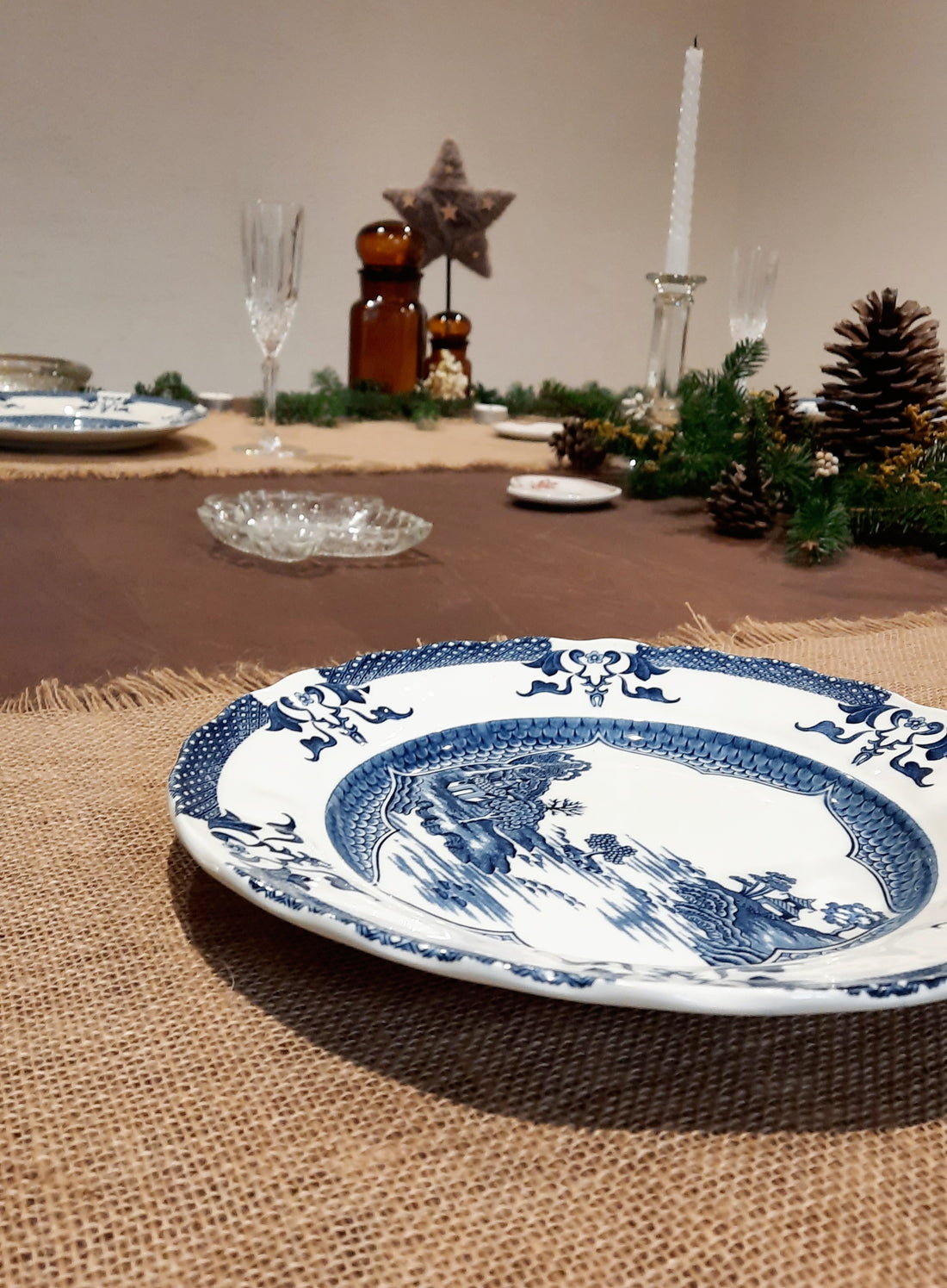 Une table de Noël élégante avec les assiettes Mandarin