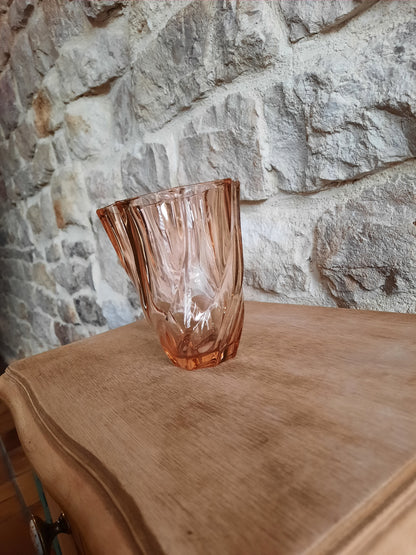 Vase torsadé rose