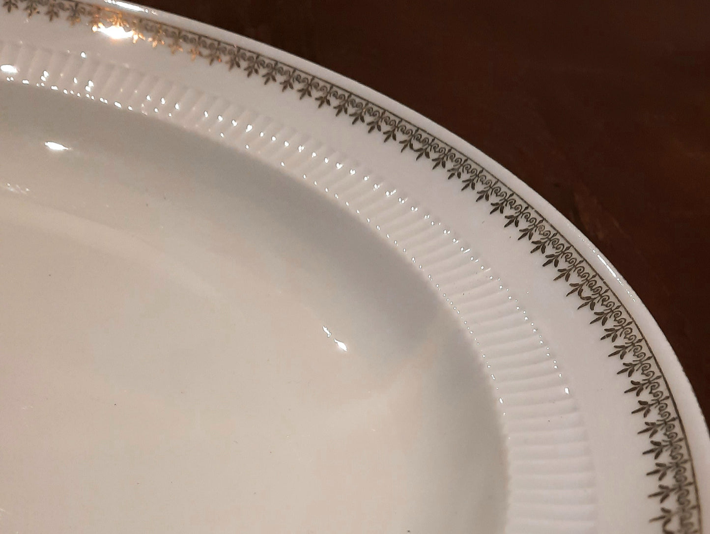 Un grand plat creux porcelaine véritable