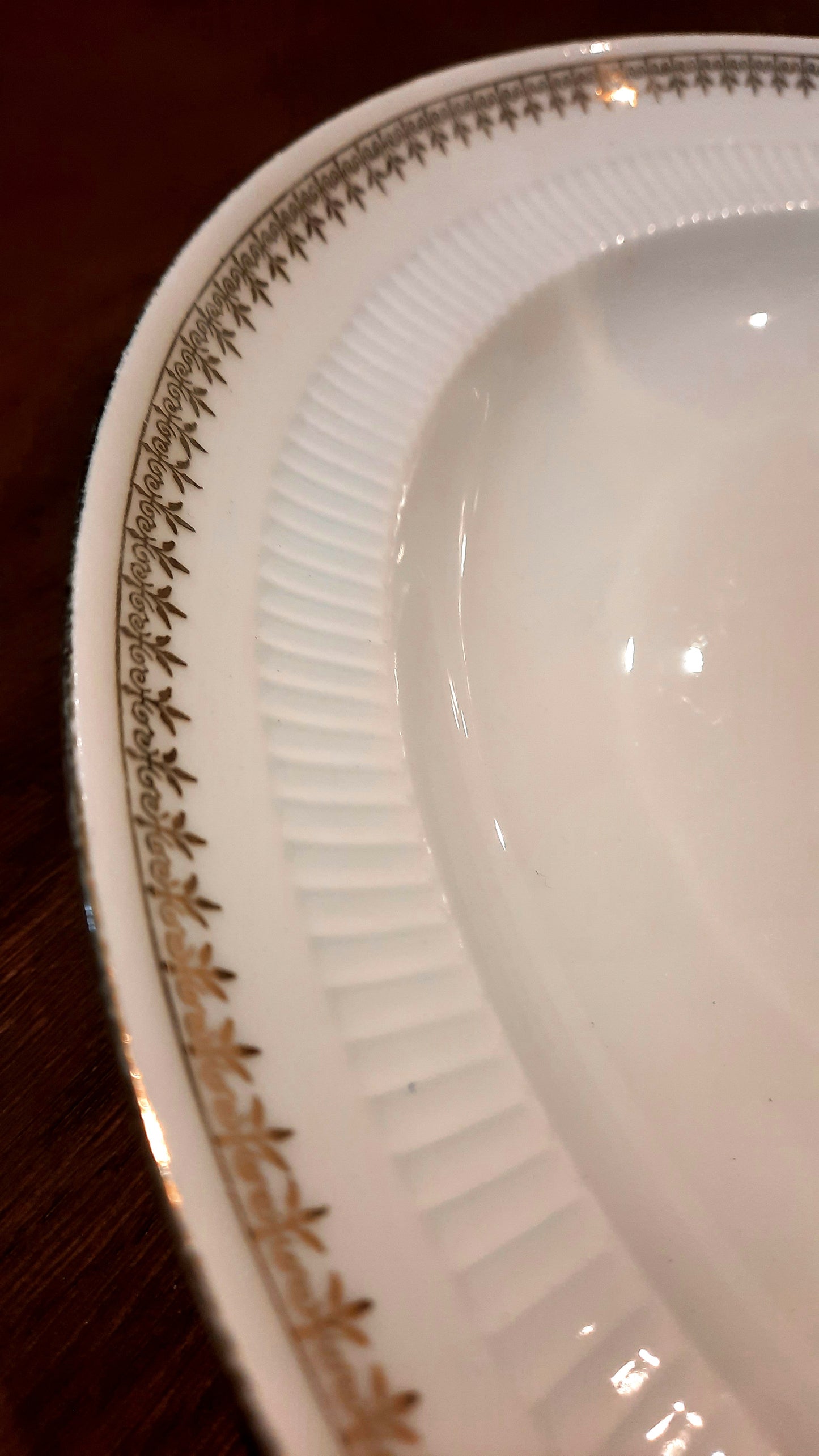 Un grand plat creux porcelaine véritable