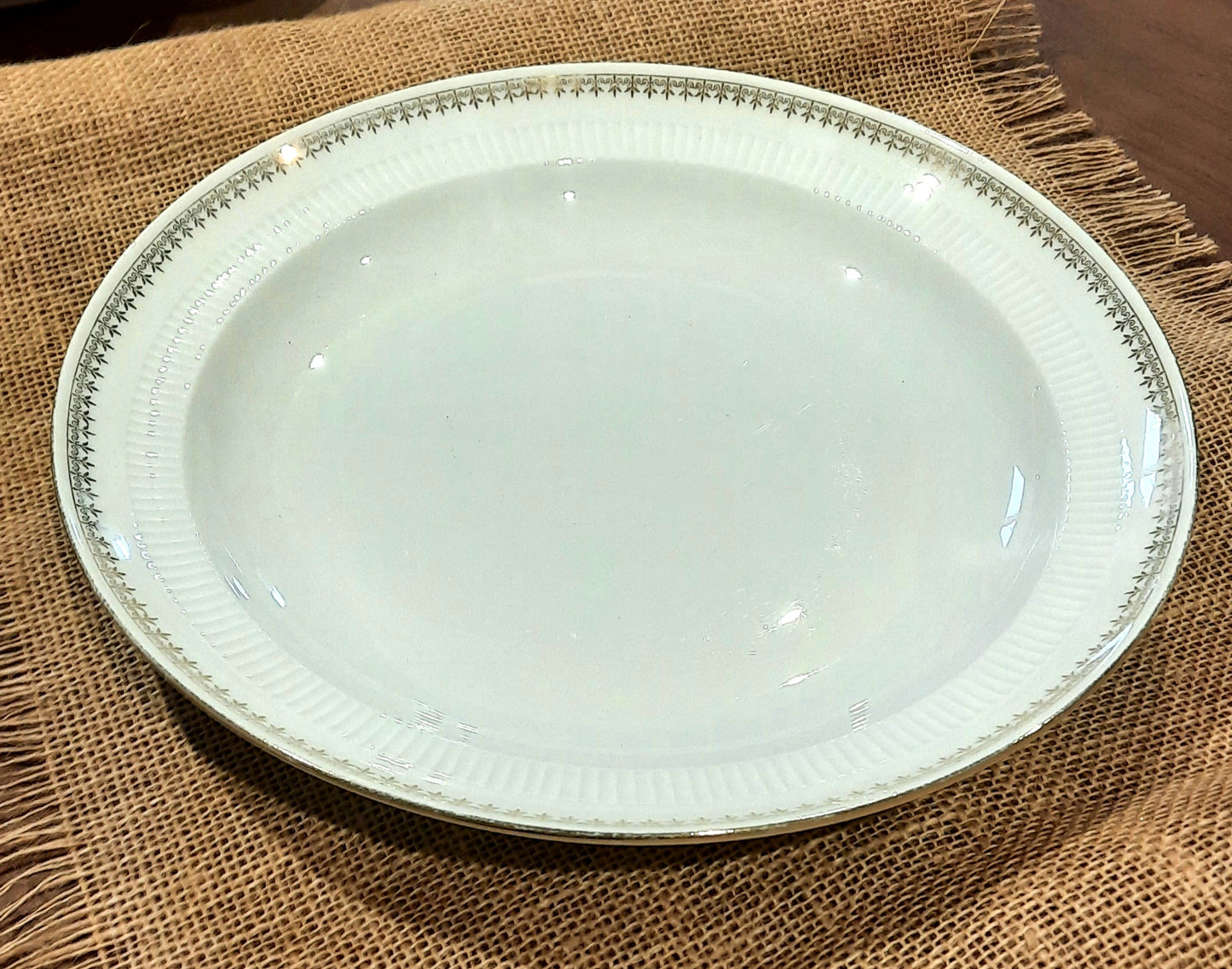 Un grand plat creux porcelaine véritable