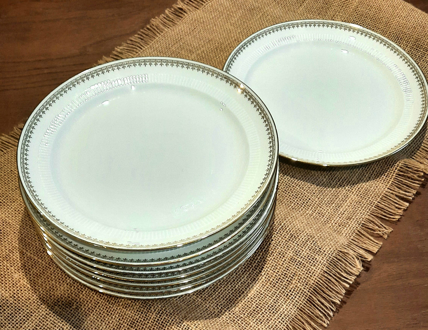 Lot de 8 assiettes en porcelaine véritables