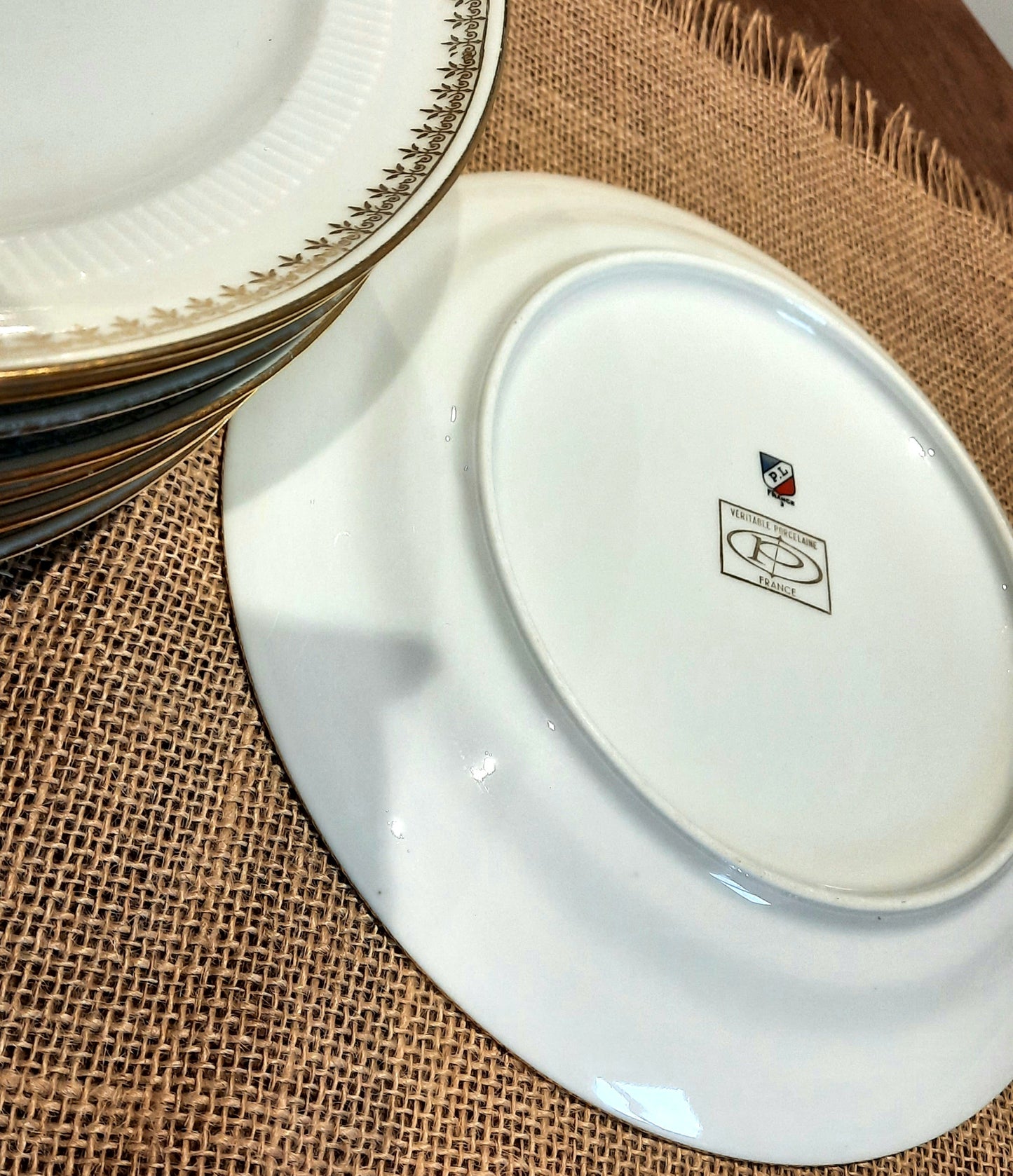 Lot de 8 assiettes en porcelaine véritables