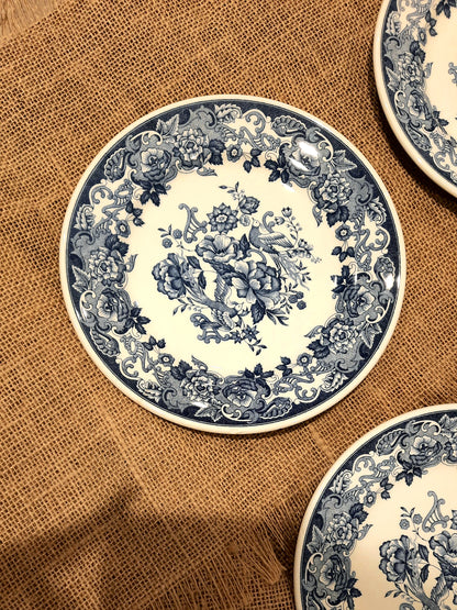 Lot de 8 assiettes plates légèrement ébréchées