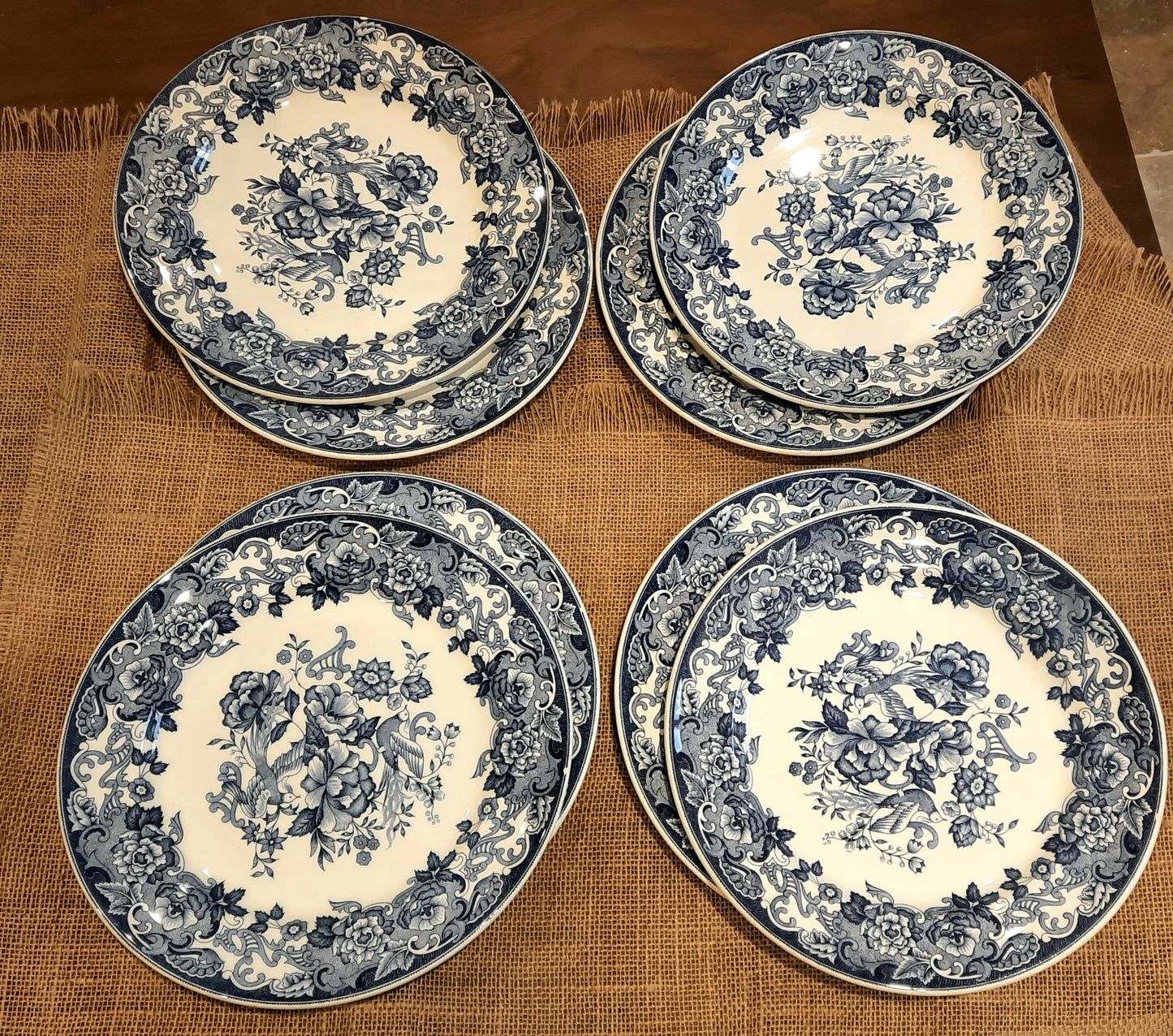 Lot de 8 assiettes plates légèrement ébréchées